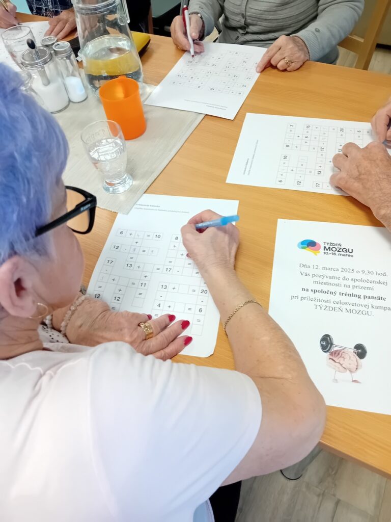 Riešenie matematických úloh počas tréningu pamäte v zariadení Harmónia