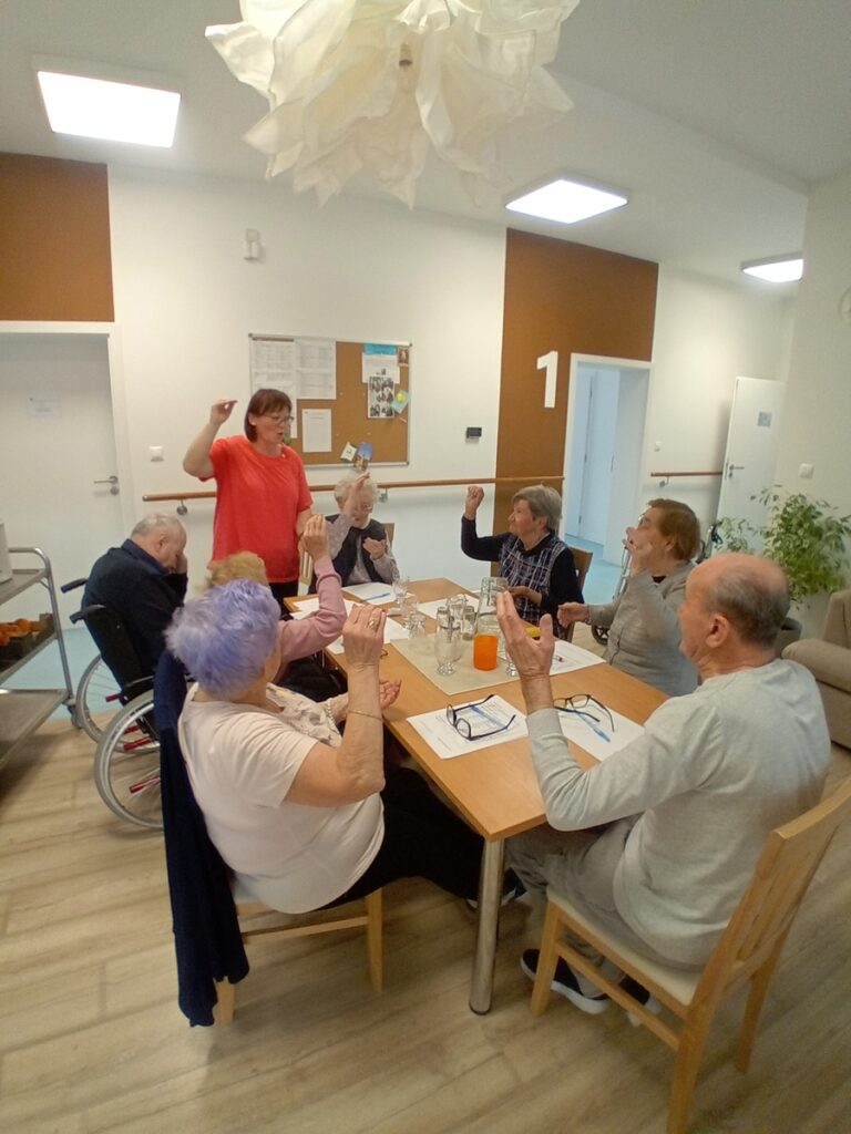 Skupinová aktivita klientov pod vedením personálu v zariadení Harmónia