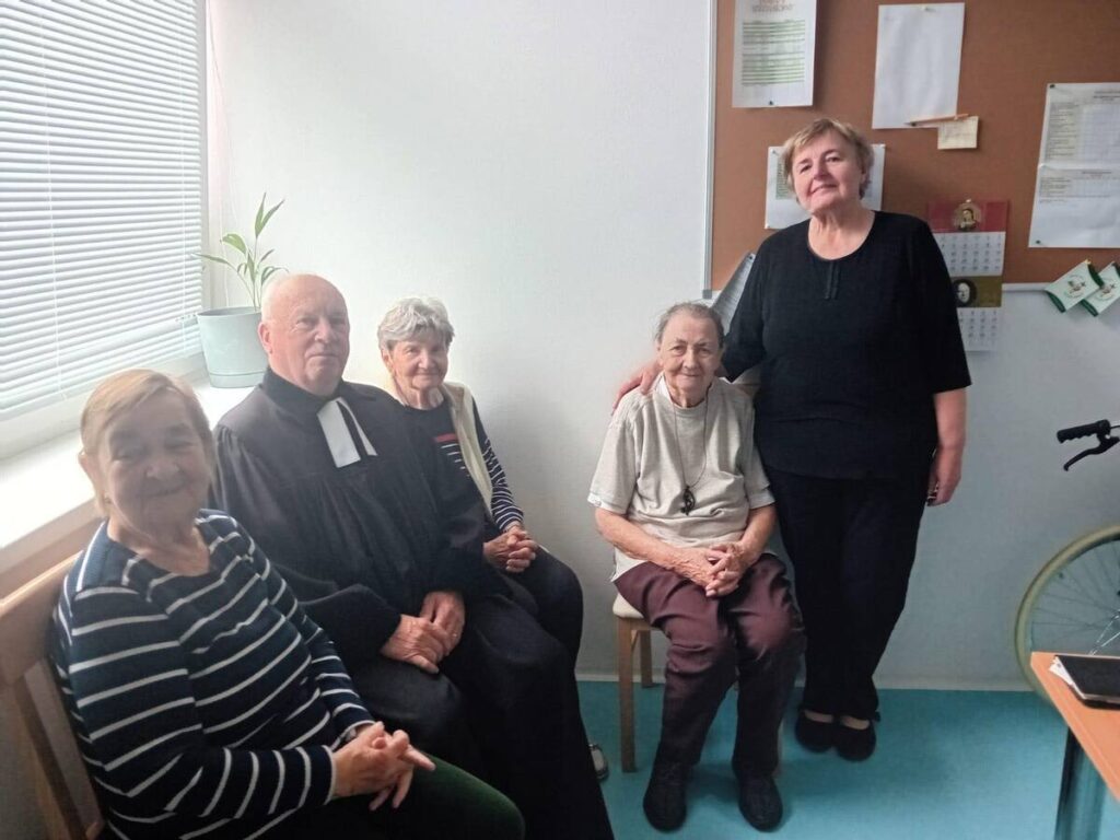 Kňaz s obyvateľkami Harmónie