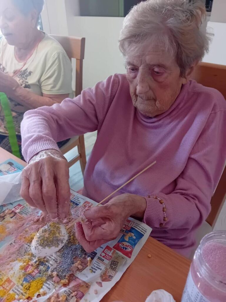 Výzdoba vajíčok dôchodkyňou v Harmónii