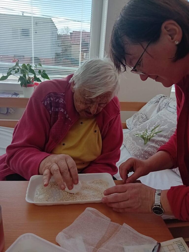 Pomoc personálu obyvateľke DSS Harmónia