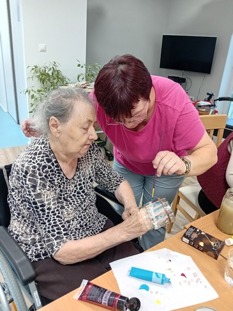 Pomoc personálu Harmónie dôchodkyni