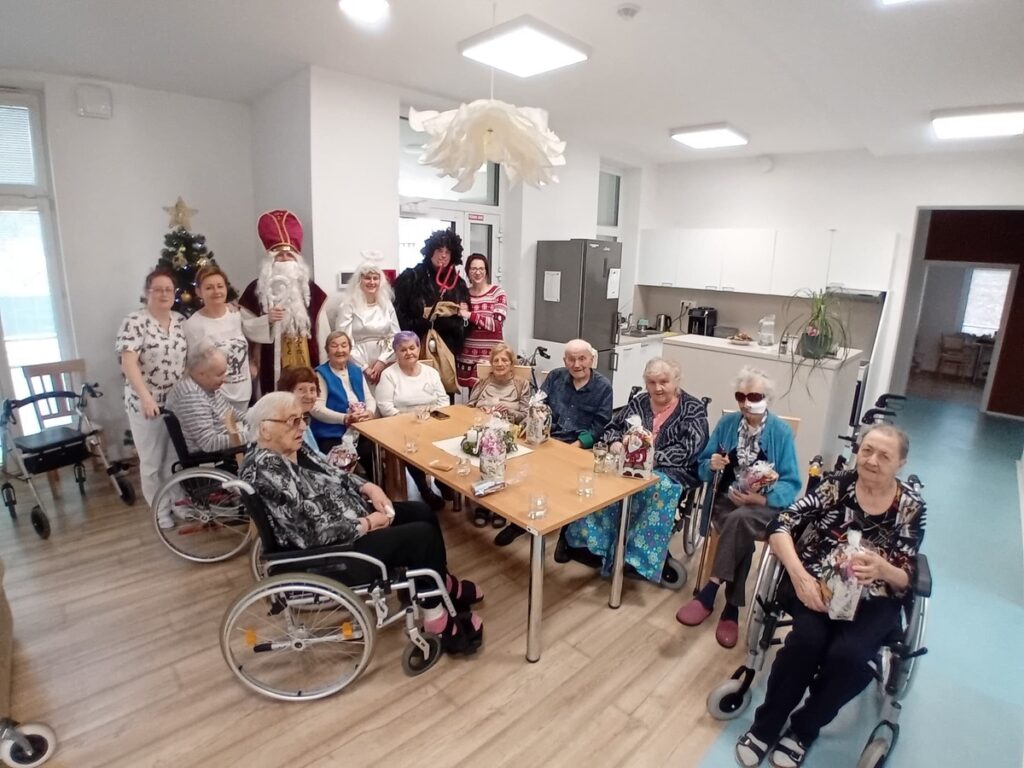 Spoločná fotografia obyvateľov DSS Harmónia s Mikulášom