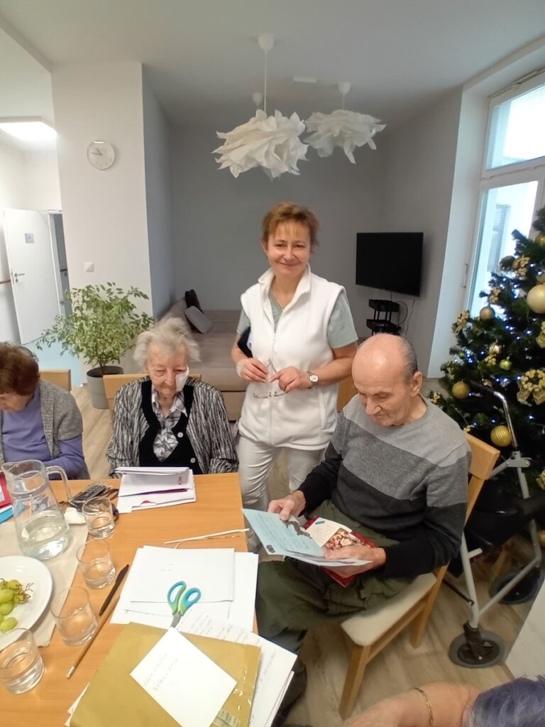 Personál s obyvateľmi zariadenia Harmónia