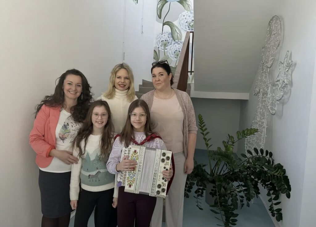 Spoločná fotografia účinkujúcich po hudobnom vystúpení v zariadení Harmónia