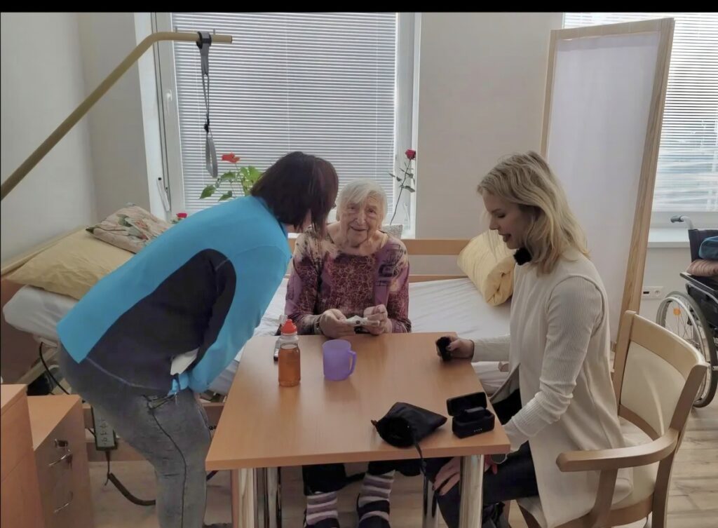 Nahrávanie rozhovoru s klientkou v izbe zariadenia Harmónia za účasti personálu