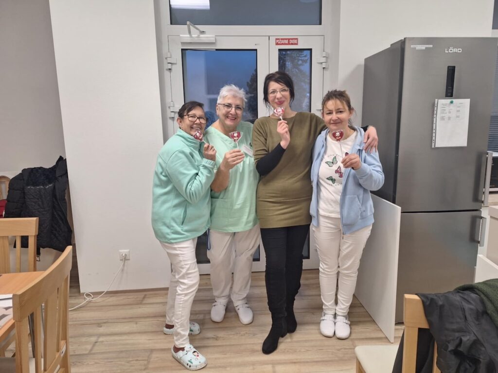 Personál domovu dôchodcov s lízatkami v rukách